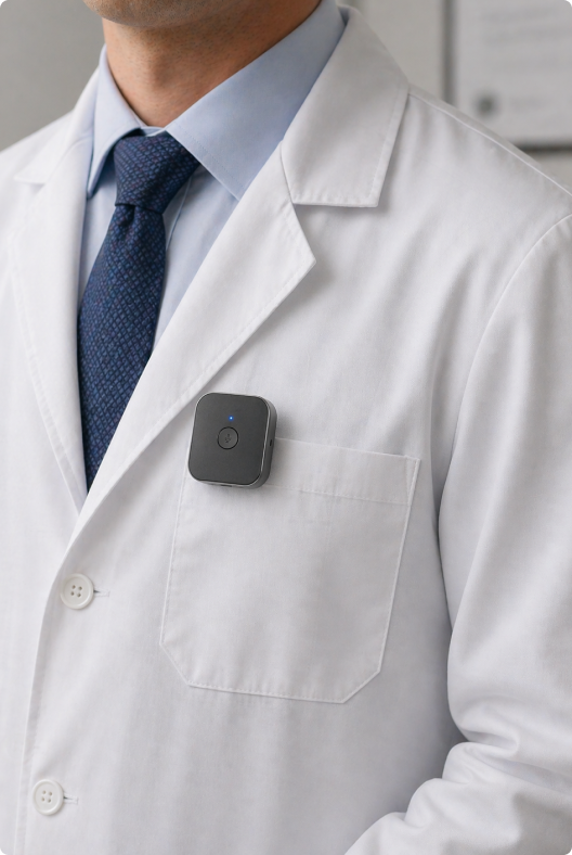 Médico com dispositivo Medfy fixado no jaleco
